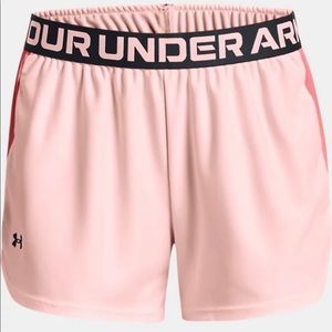 Woman’s Under Armour play up side mesh shorts